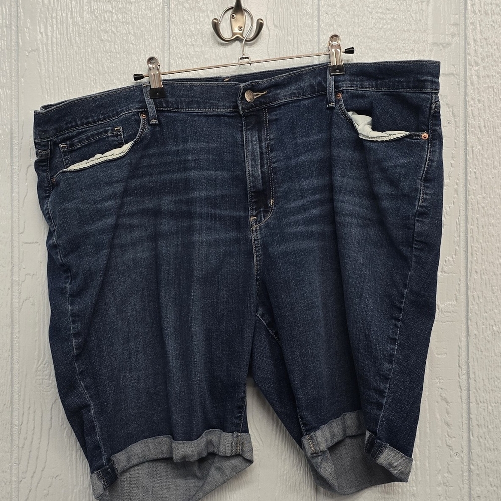 Womens Levi Size 24 Bermudas Good Condition(#50)